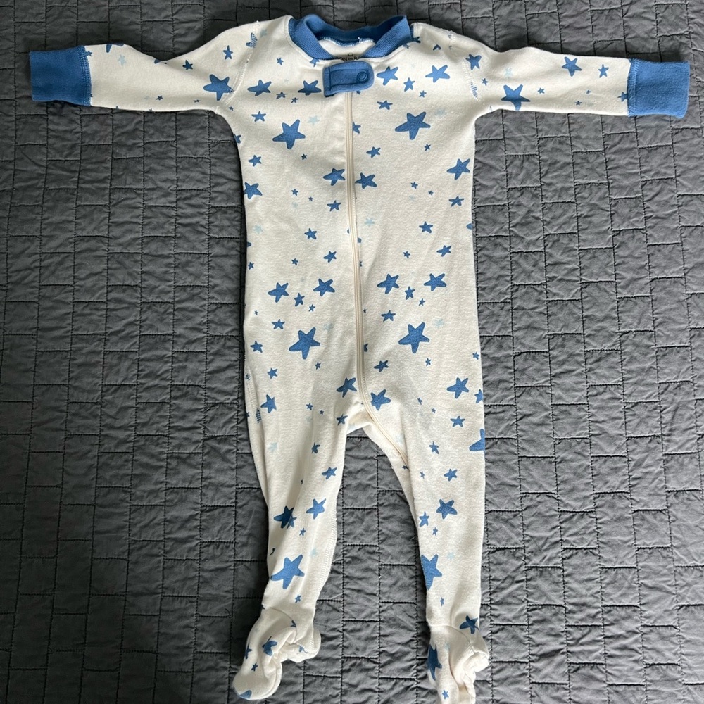 Hanna Andersson Organic 3-6M moon and back footed snug fit baby pajamas.
